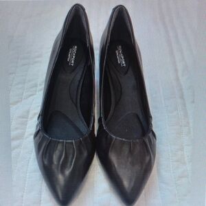 Women's Black Pointed-Toe Flats
